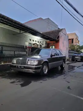 Mercedes-Benz E300 1993 Bensin