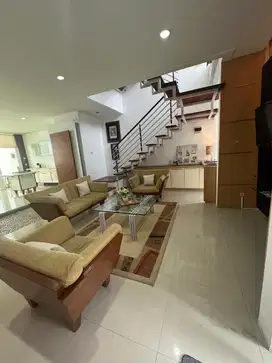 Beverly Town House Dago Furnished siap huni