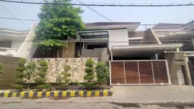 Rumah Mewah Siap Huni di Dharmahusada Indah, ROW 3 MOBIL