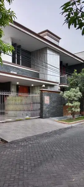 Rumah Mewah 2,5 Lantai di Gayungsari Barat, CARPORT 4