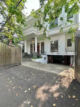Rumah 2 Lantai dengan Basement di Kuningan Barat Jakarta Selatan