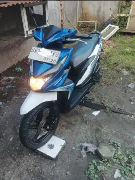 Beat ECO 2018 biru putih