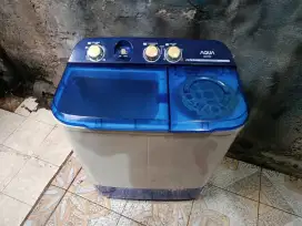 Mesin cuci 2 tabung merek AQUA