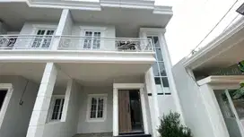 DIJUAL RUMAH MEWAH CLASSIC SIAP HUNI 2 LANTAI BEBAS BANJIR 5MNT TOL