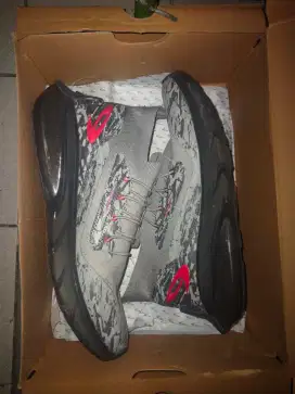 sepatu 910 abu-abu merah