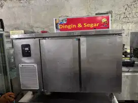Undercounter chiller 2 pintu 
Uk 120x70x83