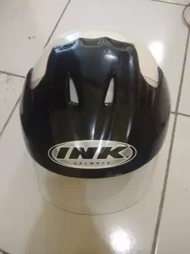 Helm ink klasik putih