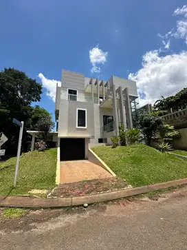Dijual rumah mewah 3lantai di Legenda Wisata posisi Hoek