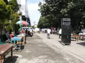 Jaga Lapak Jualan depan sekolah