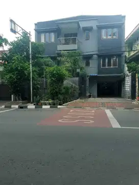 Rumah Mewah 3lt Cck Kost di Jl Danau Tondano Benhill Jakpus