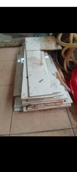 Potongan keramik sisa