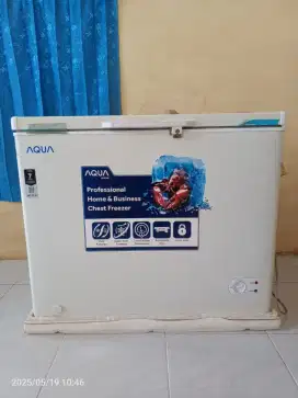 Dijual Frezer Merk Aqua kondisi bekas seperti baru