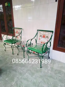 Kursi teras besi tempa klasik