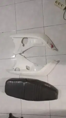 Sayap dan jok motor astrea.