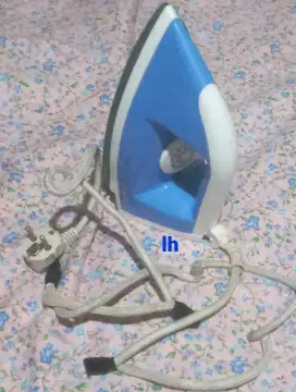 Setrika warna biru