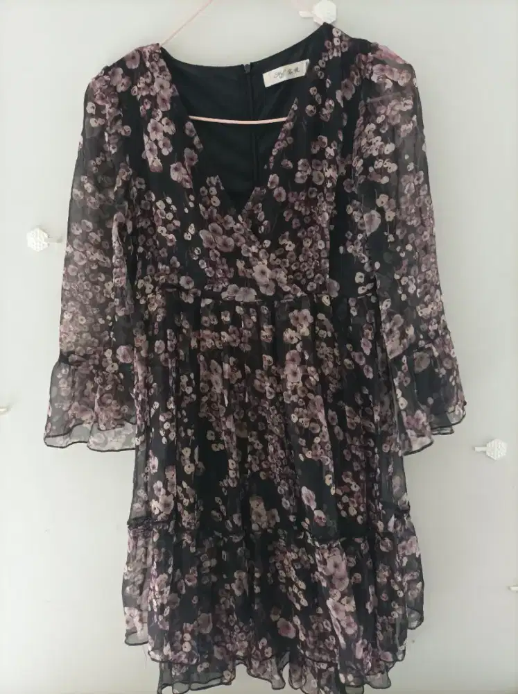 Dress wanita, panjang dibawah lutut