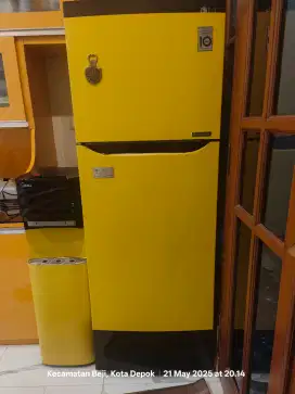 Kulkas Sharp 2 Pintu masih sehat dan normal