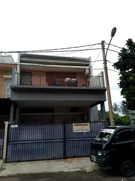 Rumah Asri di Komp Regency Melati Mas Serpong Tangerang Selatan
