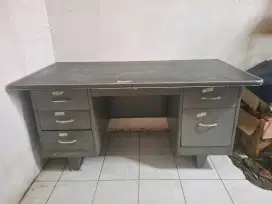 Meja Kantor Besi