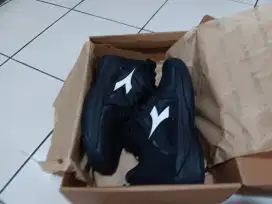 Sepatu basket diadora