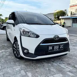Toyota Sienta V 2017 M/T