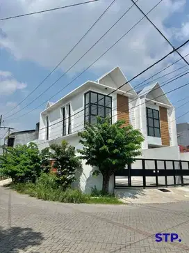 Rumah baru Hoek scandinavian Darmo Harapan Indah