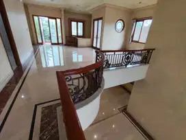 Sewa Rumah Pondok Indah 650 m2 Dekat JIS Tampung 8 Mobil 718 Juta/Thn