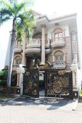 Rumah Keren Kolonial 3 Lantai di Villa Artha Gading, Jakarta Utara