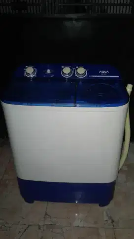Mesin cuci 2 tabung merk Aqua.