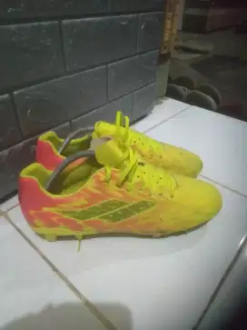 Sepatu Bola Mills Xenon 43