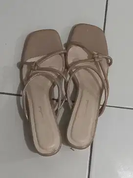 Preloved sendal yongki komaladi size 40