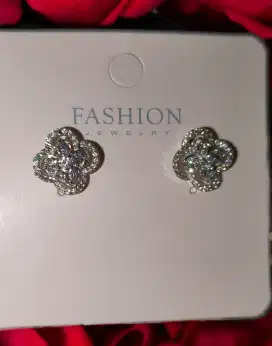 1 pasang anting mewah full permata