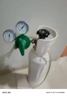 Tabung oksigen Oxigen 1m3 free regulator masih bagus