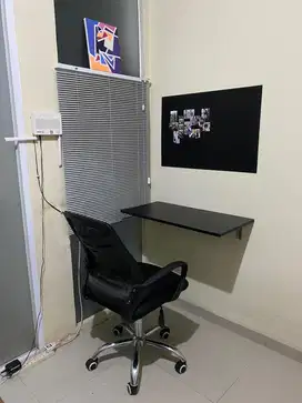 Meja lipat dan kursi roda putar