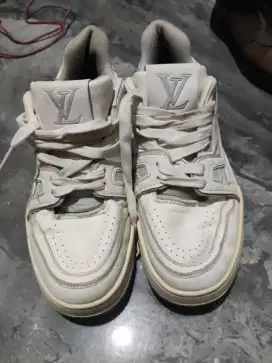 Sepatu Louis Vuitton zise 41. 43
