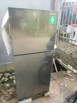 Di jual kulkas 2 pintu merk Sharp