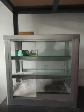 Dijual etalase kaca ukuran sedang, bagus mulus!