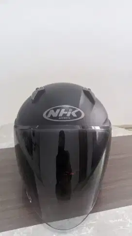 Helm hitam merek NHK
