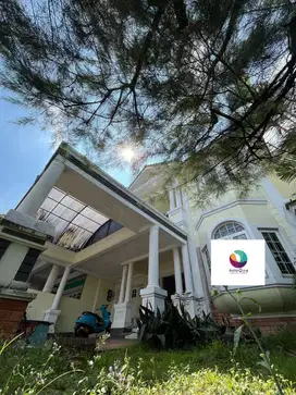 Rumah mewah 2 lantai lengkap dengan pool dekat mall kota wisata