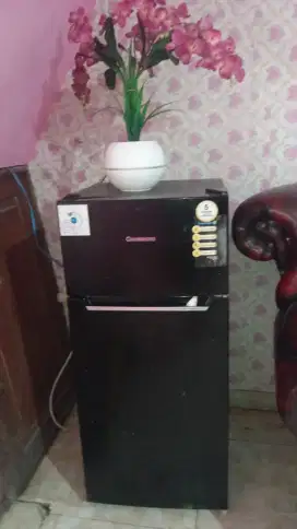 Kulkas wrna hitam bekas tp msh sprt baru