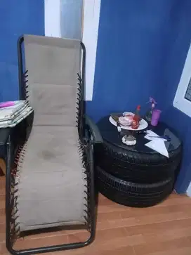 Meja Ban Besar dan Kursi Santai Teras