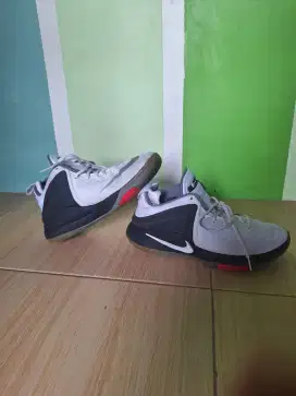Sepatu Nike seri Basket