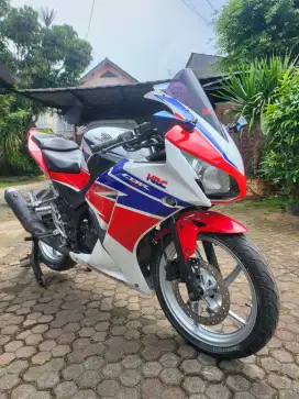 Honda CBR 150R K45 2015 Putih Merah Good Condition Surat Lengkap