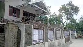 Kost dan rumah induk di deresan dekat UGM