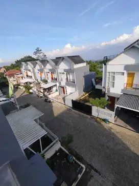 Rumah villa hadap taman dan gunung