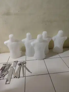 Di jual patung anak2 ada 16 pcs sama tatakan kaca