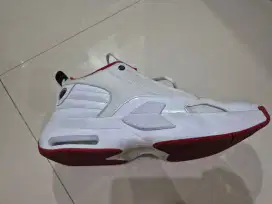 Sepatu BASKET CASUAL JORDAN MAX AURA UKURAN 44 PUTIH BARU PAKAI 1 BLN