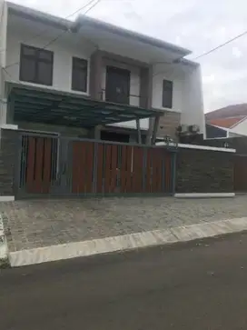 Jual murah  rumah Baru ada lift Mendawai Blok M kebayoran Jaksel