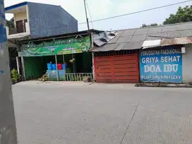 Dijual rumah petak n  kios yang strategis .