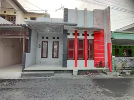 Rumah Second dekat kampus Unisri